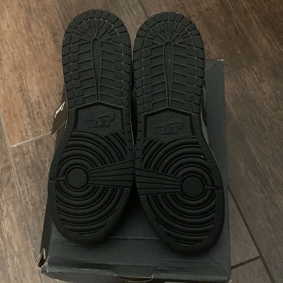 5 1/2 youth Air Jordan one mid. Shadow color way. Original price $250!!! - Picture 3 of 3